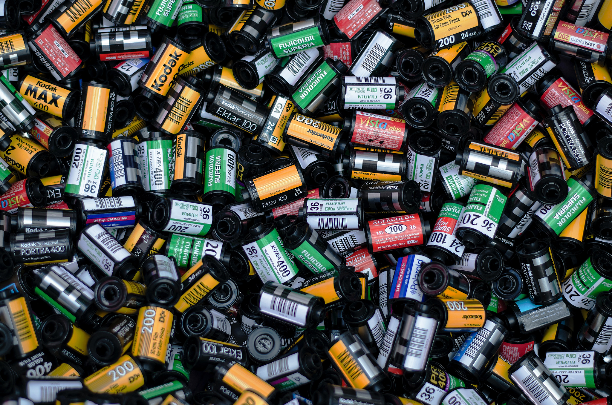 Kolorowe filmy fotograficzne 35 mm – rolki Kodak, Fujifilm i Agfa używane w procesie C-41