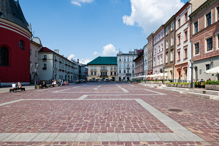Mały Rynek w Krakowie i błękitne niebo letniego dnia. Perspektywa pozwala zobaczyć cały plac i kamienice wokół niego.