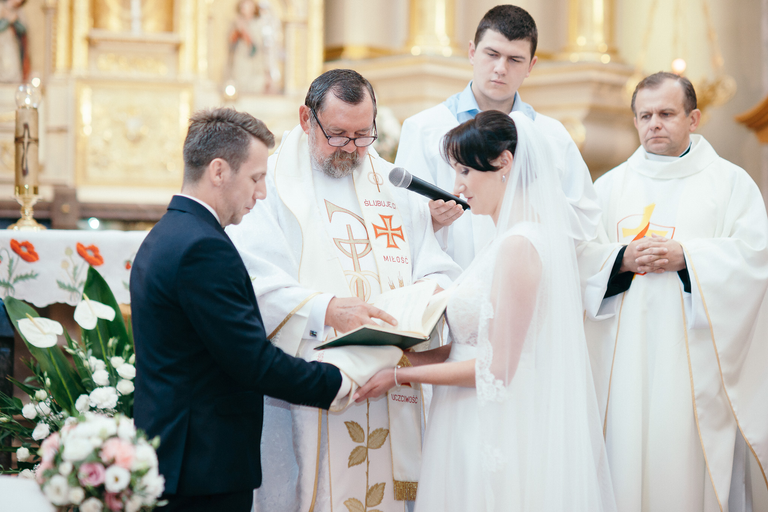Ksiądz udziela ślubu parze młodej - ślubna sesja zdjęciowa Ariany i Bartka