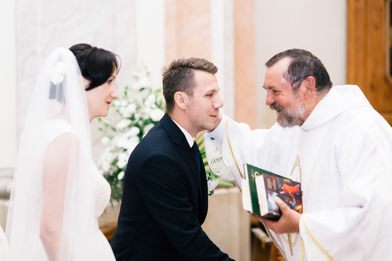 Ksiądz błogosławi parę młodą - ślubna sesja zdjęciowa Ariany i Bartka