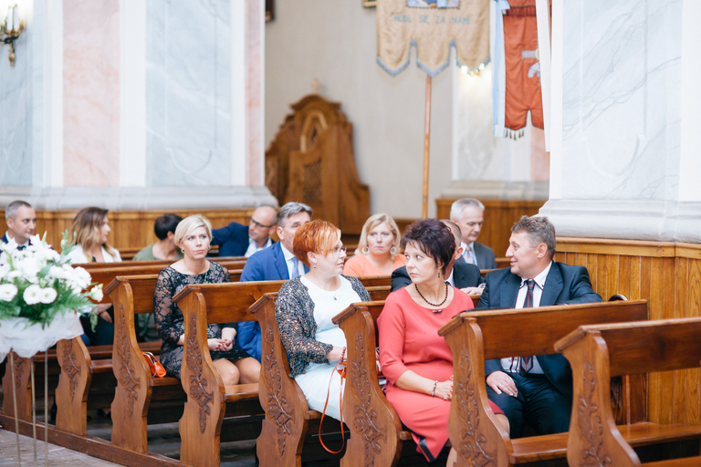 Goście oczekują w kościele na rozpoczęcie ślubu Ariany i Bartka - ślubna sesja zdjęciowa