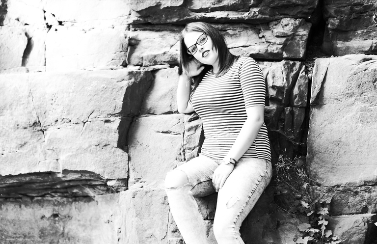 Natalia - portretowa sesja zdjęciowa w czerni i bieli na skałkach w parku w Starachowicach