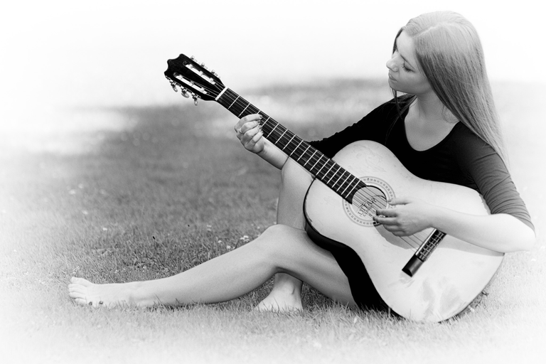 Portretowa sesja zdjęciowa w czerni i bieli. Angelika gra na gitarze. Pałacyk Henryka Sienkiewicza w Oblęgorku.