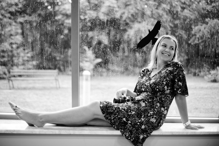 Portretowa sesja zdjęciowa w czerni i bieli. Justyna pozuje siedząc na parapecie okna w suchedniowskiej Kuźnicy.
