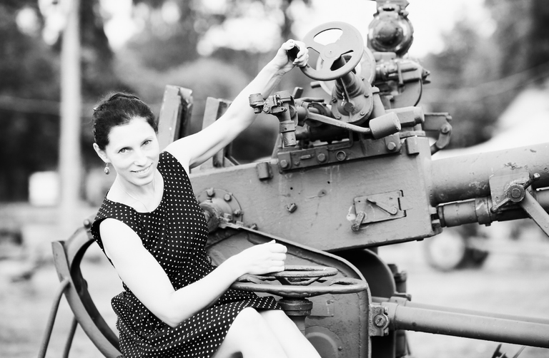 Marta kieruje wozem bojowym - portretowa sesja zdjęciowa w czerni i bieli w Muzeum Orła Białego w Skarżysku Kamiennej