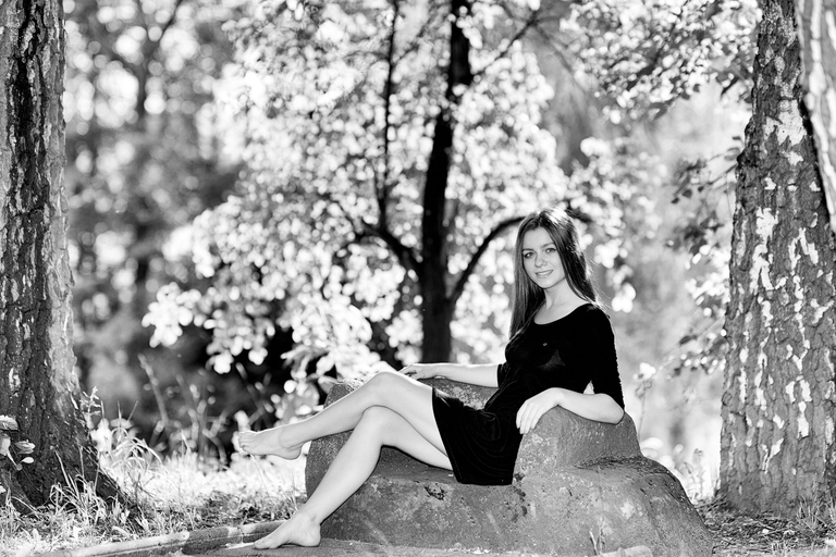 Portretowa sesja zdjęciowa w czerni i bieli. Angelika w ogrodzie Pałacyku Henryka Sienkiewicza w Oblęgorku.