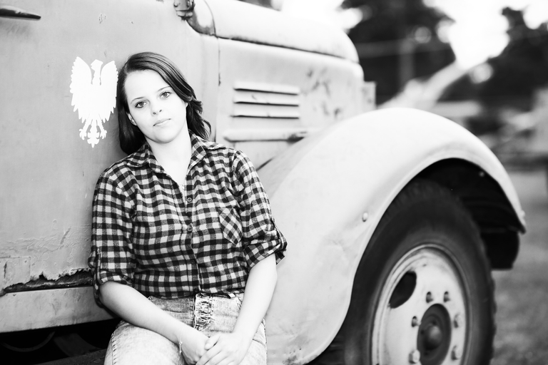 Natalia pozuje na wozie bojowym w Muzeum Orła Białego w Skarżysku Kamiennej - portretowa sesja zdjęciowa w czerni i bieli