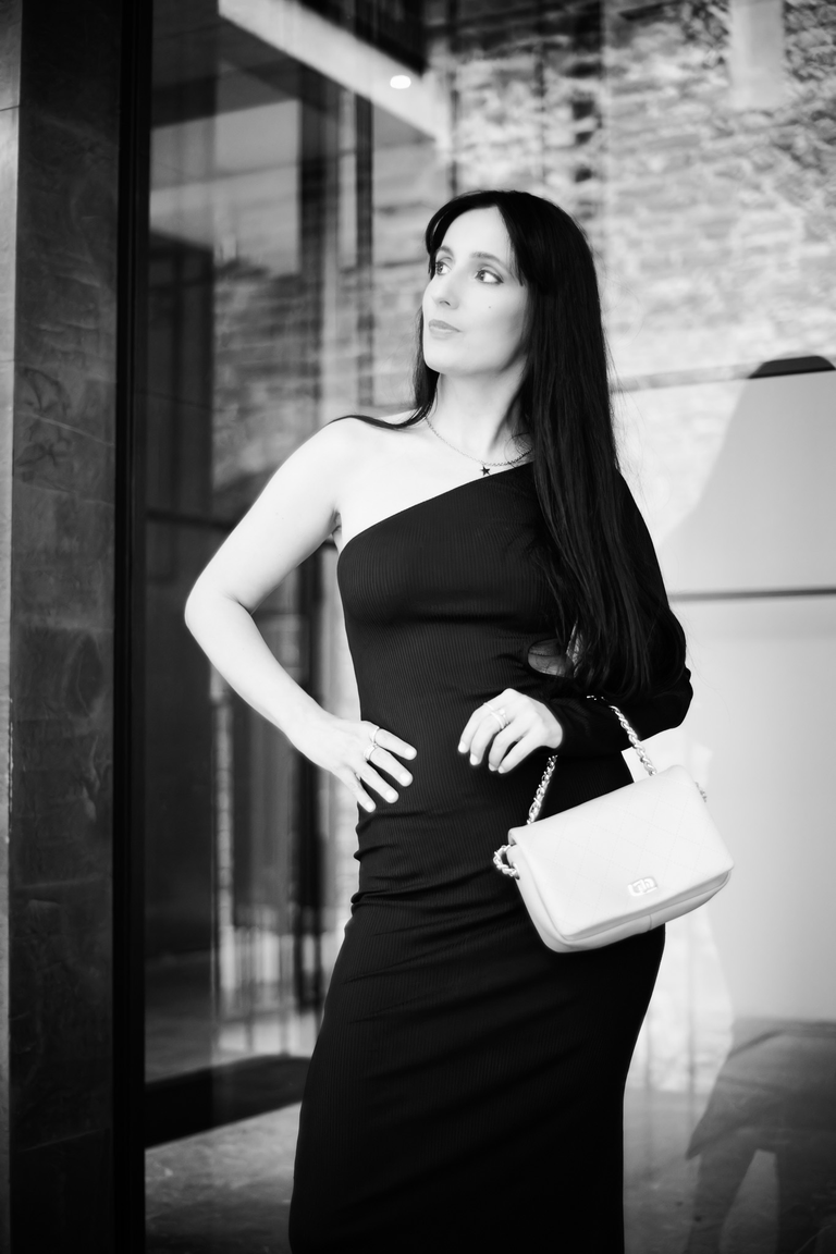 Portretowa sesja zdjęciowa w czerni i bieli. Rynek Główny 13 w Krakowie.