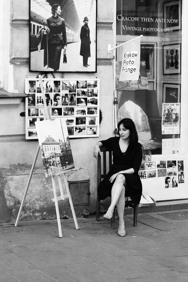 Konceptualny portret uliczny. Magda na krakowskim Kazimierzu. Portretowa sesja zdjęciowa w czerni i bieli.