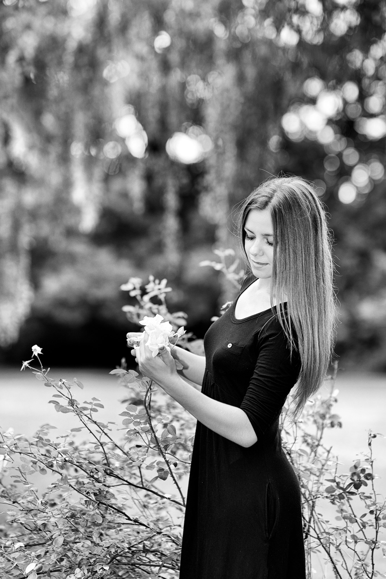 Portretowa sesja zdjęciowa w czerni i bieli. Angelika w ogrodzie Pałacyku Henryka Sienkiewicza w Oblęgorku.