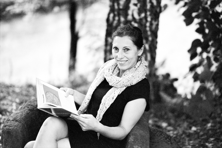Marta czyta książkę - portretowa sesja zdjęciowa w czerni i bieli - Pałacyk Henryka Sienkiewicza w Oblęgorku