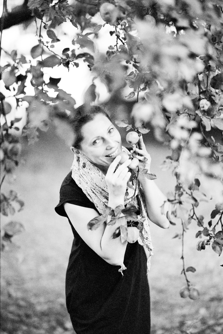 Marta zrywa owoc z drzewa - portretowa sesja zdjęciowa w czerni i bieli - Pałacyk Henryka Sienkiewicza w Oblęgorku