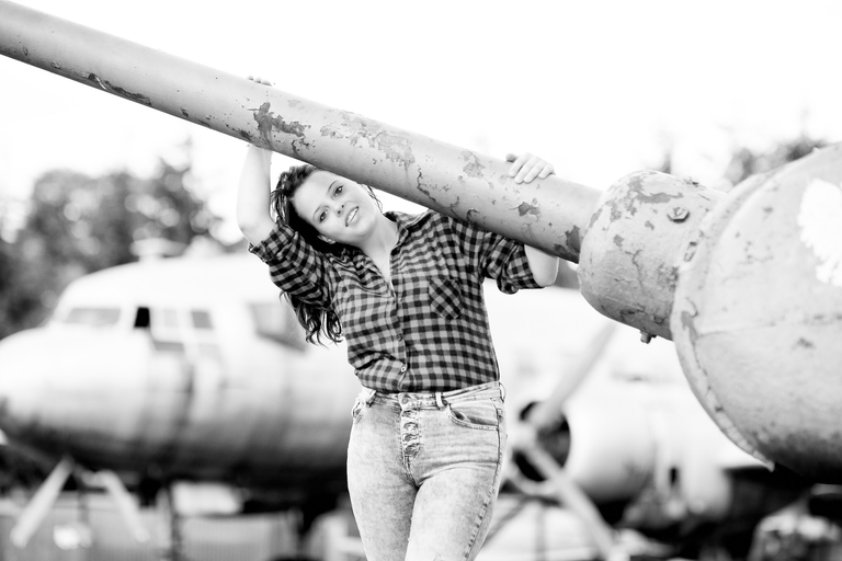 Natalia pozuje na czołgu w Muzeum Orła Białego w Skarżysku Kamiennej - portretowa sesja zdjęciowa w czerni i bieli