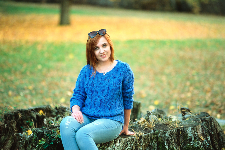 Portretowa sesja zdjęciowa Moniki w ciepłe, słoneczne, październikowe popołudnie na Mostkach koło Suchedniowa.