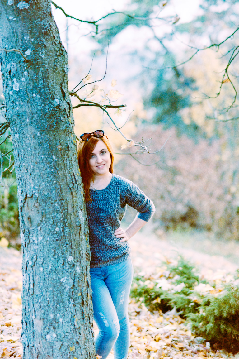 Portretowa sesja zdjęciowa Moniki w ciepłe, słoneczne, październikowe popołudnie na Mostkach koło Suchedniowa.