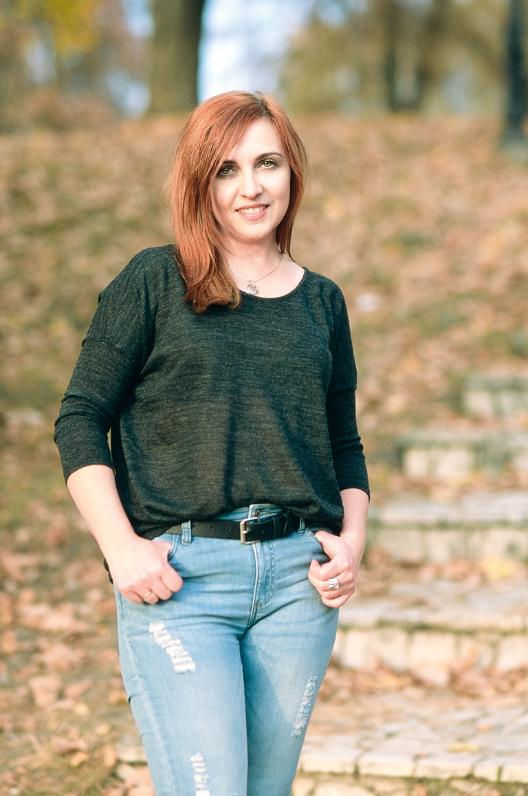 Portretowa sesja zdjęciowa Moniki w ciepłe, słoneczne, październikowe popołudnie na Mostkach koło Suchedniowa.