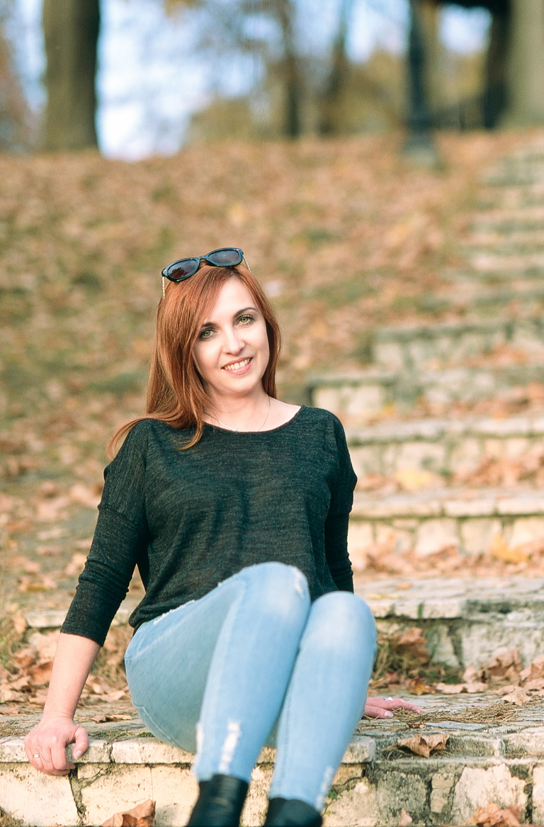 Portretowa sesja zdjęciowa Moniki w ciepłe, słoneczne, październikowe popołudnie na Mostkach koło Suchedniowa.