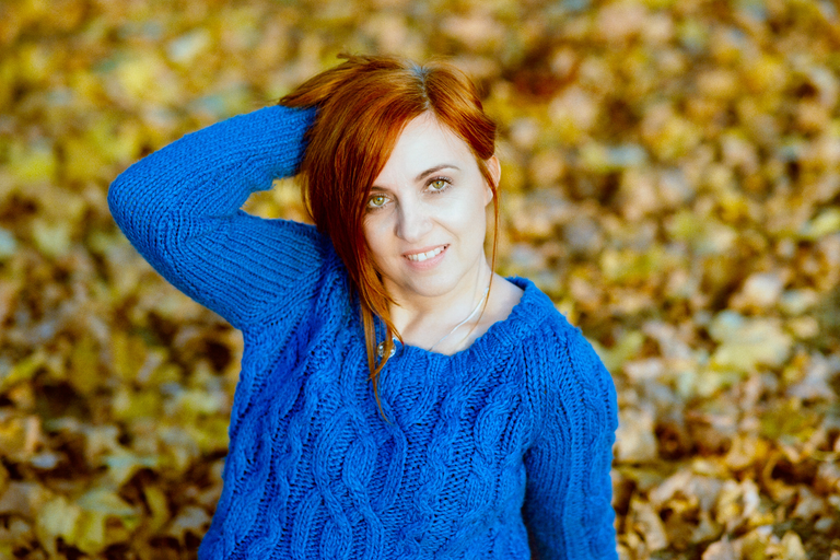 Portretowa sesja zdjęciowa Moniki w ciepłe, słoneczne, październikowe popołudnie. Rozświetlona, piękna twarz Moniki.