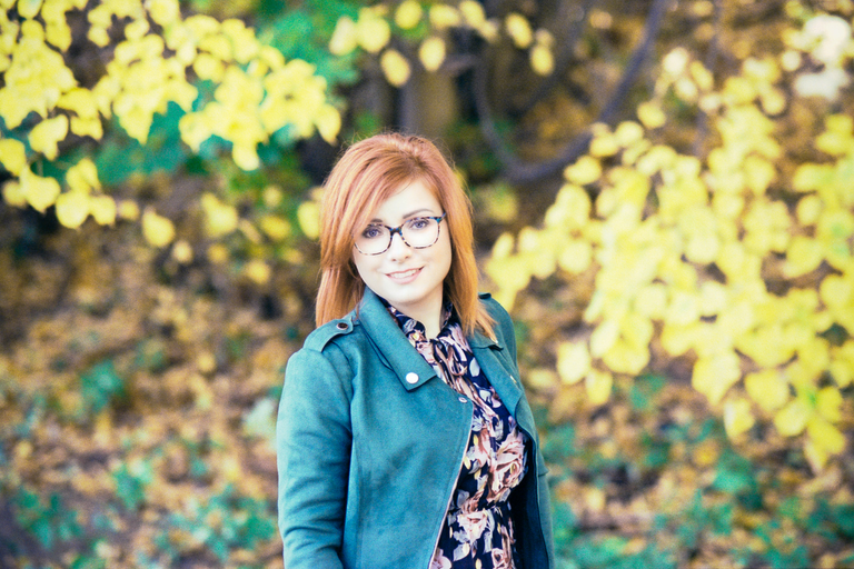 Portretowa, plenerowa sesja zdjęciowa. Monika, piękne kolory złotej jesieni i miękkie światło.