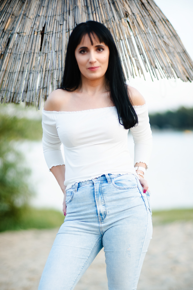 Portretowa sesja zdjęciowa. Magda pozuje nad zalewem w Kryspinowie.