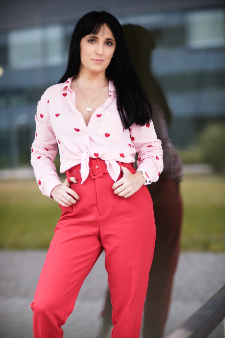Portretowa sesja zdjęciowa. Magda pozuje podczas spaceru w Krakowie.