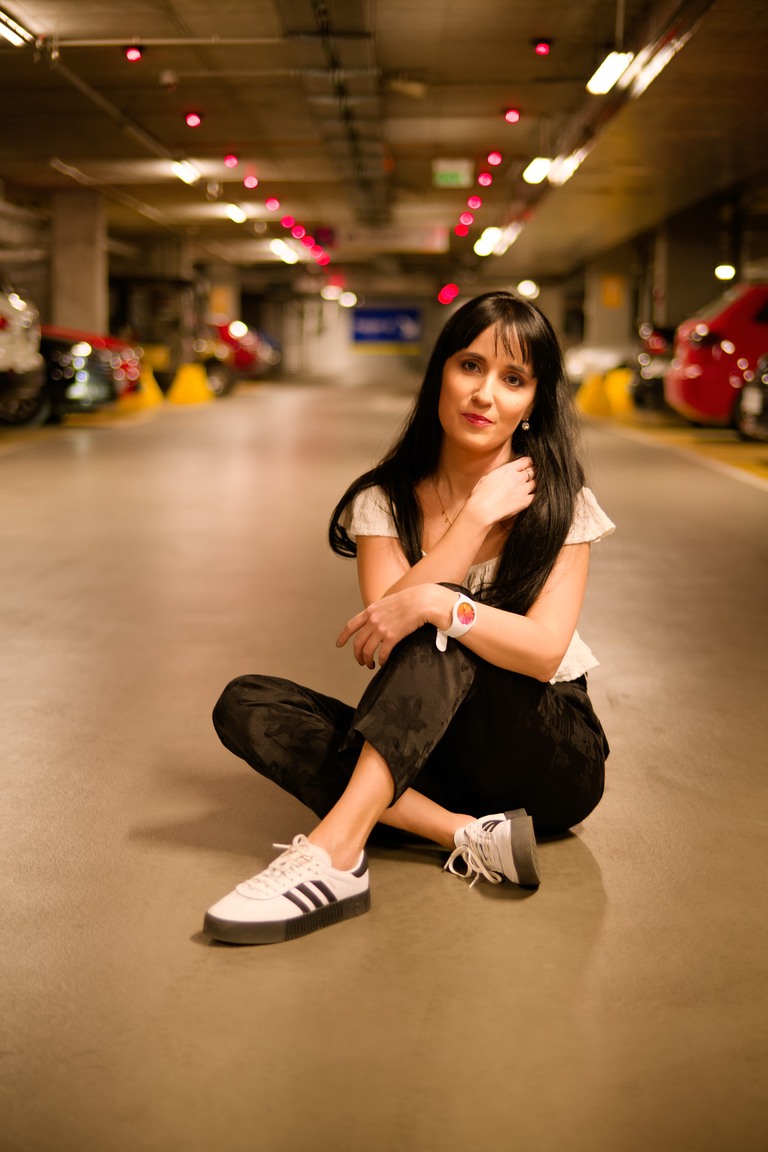 Portretowa sesja zdjęciowa. Magda pozuje na parkingu podziemnym w industrialnej scenerii w Krakowie.