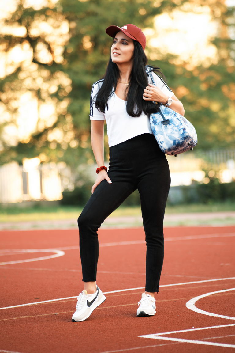 Portretowa sesja zdjęciowa. Magda pozuje na stadionie w Krakowie w sportowej stylizacji.