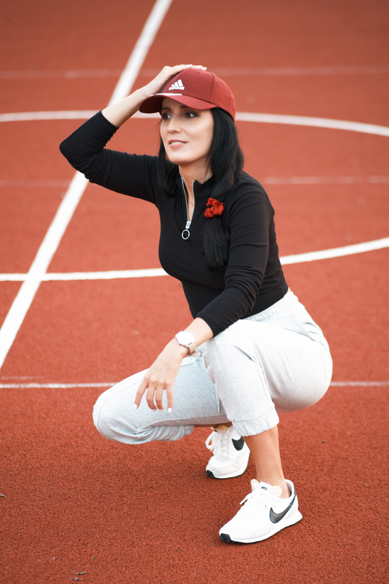Portretowa sesja zdjęciowa. Magda pozuje na stadionie w Krakowie w sportowej stylizacji.