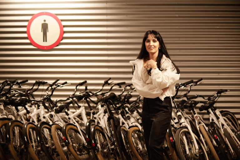Portretowa sesja zdjęciowa. Magda pozuje na parkingu podziemnym w industrialnej scenerii w Krakowie.