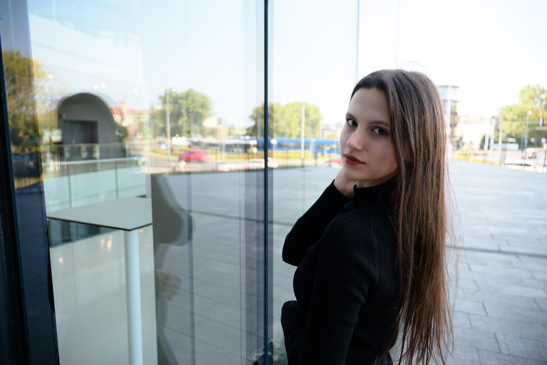 Kobieca, portretowa sesja zdjęciowa w Krakowie w naturalnym świetle w plenerze miejskim - pozuje Arina