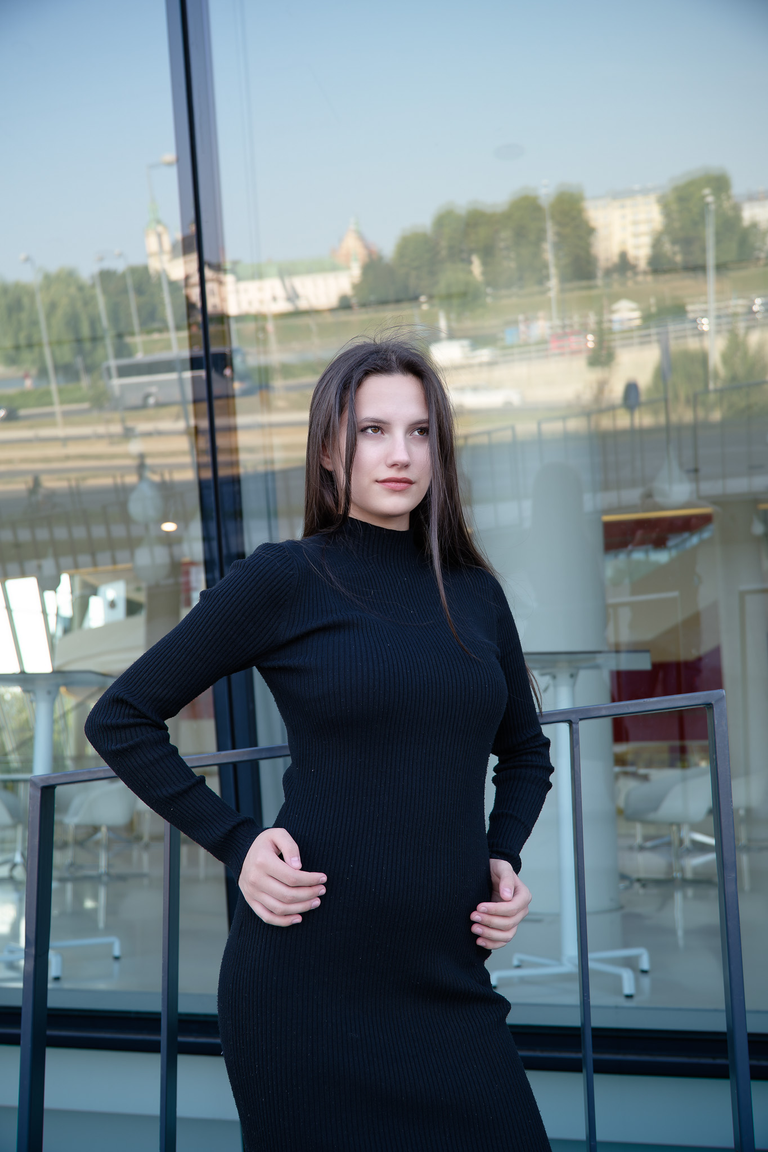 Kobieca, portretowa sesja zdjęciowa w Krakowie w naturalnym świetle w plenerze miejskim - pozuje Arina