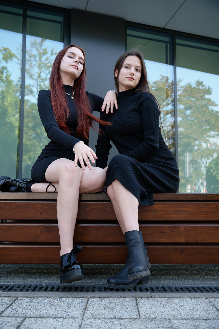 Kobieca, portretowa sesja zdjęciowa w Krakowie w naturalnym świetle w plenerze miejskim - pozuje Arina i Karolina