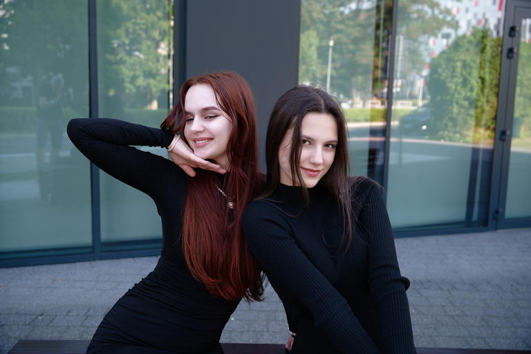 Kobieca, portretowa sesja zdjęciowa w Krakowie w naturalnym świetle w plenerze miejskim - pozuje Arina i Karolina