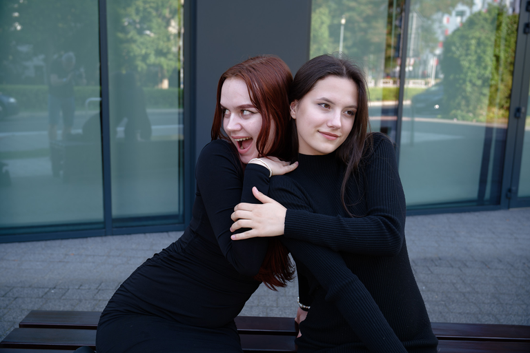 Kobieca, portretowa sesja zdjęciowa w Krakowie w naturalnym świetle w plenerze miejskim - pozuje Arina i Karolina