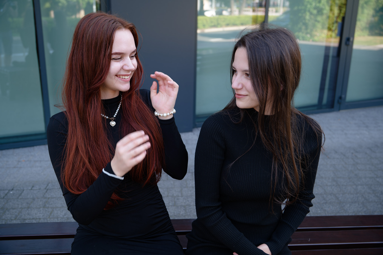 Kobieca, portretowa sesja zdjęciowa w Krakowie w naturalnym świetle w plenerze miejskim - pozuje Arina i Karolina