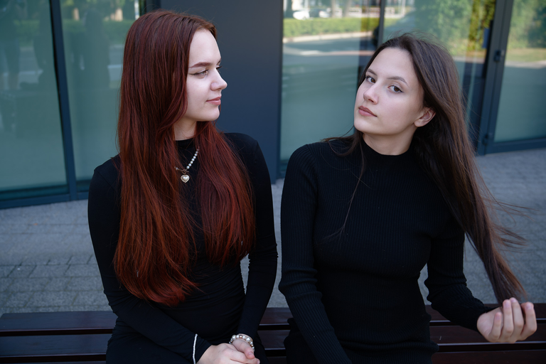 Kobieca, portretowa sesja zdjęciowa w Krakowie w naturalnym świetle w plenerze miejskim - pozuje Arina i Karolina