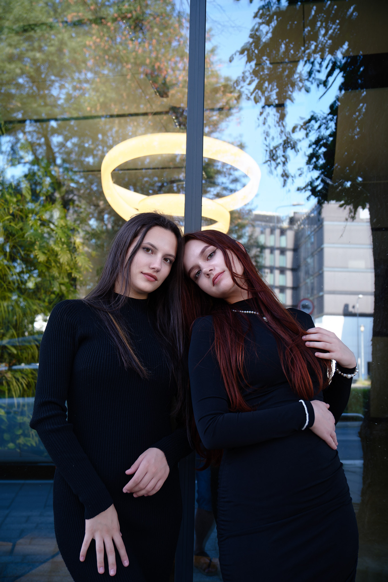 Kobieca, portretowa sesja zdjęciowa w Krakowie w naturalnym świetle w plenerze miejskim - pozuje Arina i Karolina