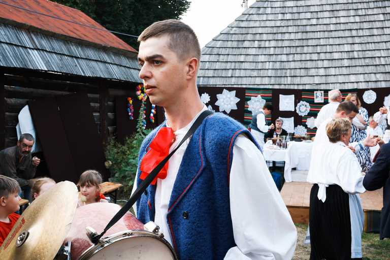 Wesele w Zagrodzie Czernikiewiczów – tradycja, muzyka i ludzie tworzący żywy obraz dawnych zwyczajów - fotoreportaż