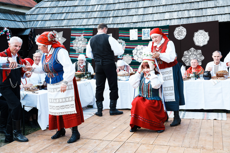 Wesele w Zagrodzie Czernikiewiczów – tradycja, muzyka i ludzie tworzący żywy obraz dawnych zwyczajów - fotoreportaż