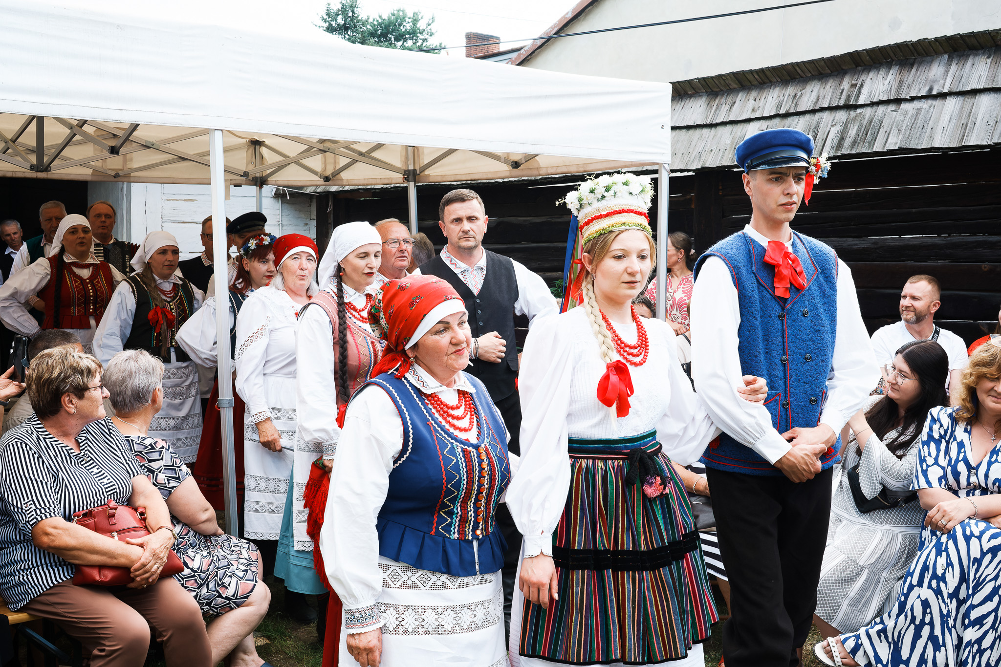 Uczestnicy inscenizacji wesela w Zagrodzie Czernikiewiczów w Bodzentynie w tradycyjnych strojach ludowych