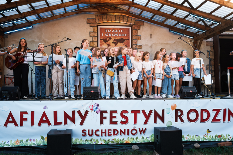 Parafialny Festyn Rodzinny w Suchedniowie – radość, wspólnota i zabawa mieszkańców w doskonałej atmosferze.