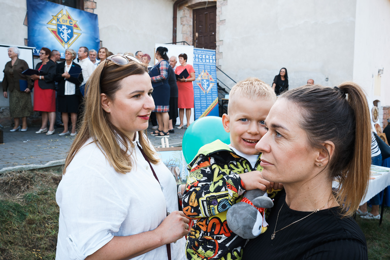 Parafialny Festyn Rodzinny w Suchedniowie – radość, wspólnota i zabawa mieszkańców w doskonałej atmosferze.