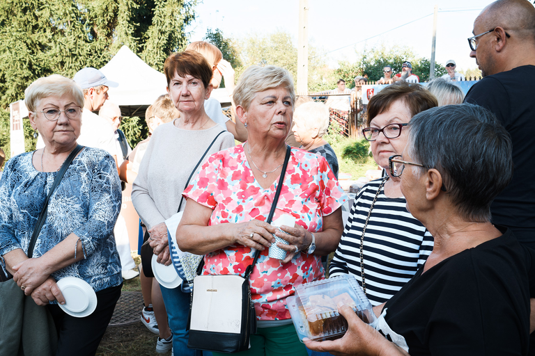 Parafialny Festyn Rodzinny w Suchedniowie – radość, wspólnota i zabawa mieszkańców w doskonałej atmosferze.