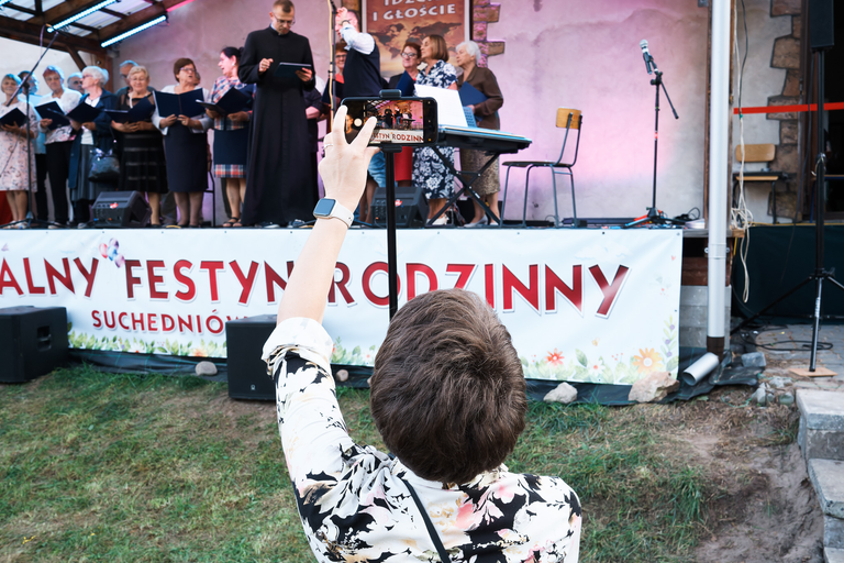 Parafialny Festyn Rodzinny w Suchedniowie – radość, wspólnota i zabawa mieszkańców w doskonałej atmosferze.