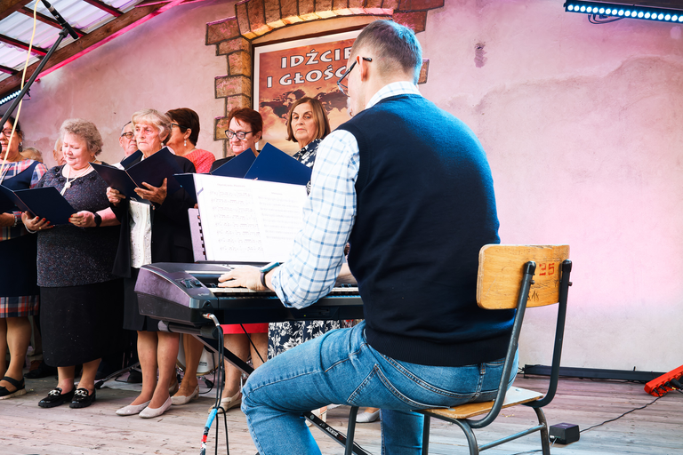 Parafialny Festyn Rodzinny w Suchedniowie – radość, wspólnota i zabawa mieszkańców w doskonałej atmosferze.