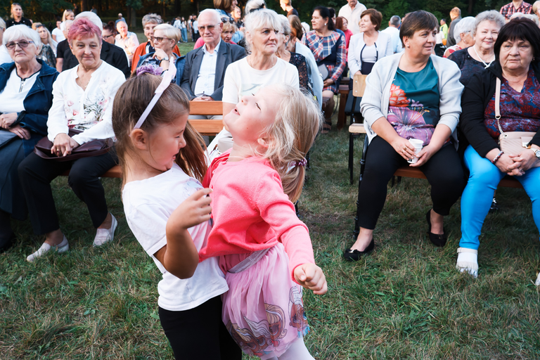 Parafialny Festyn Rodzinny w Suchedniowie – radość, wspólnota i zabawa mieszkańców w doskonałej atmosferze.