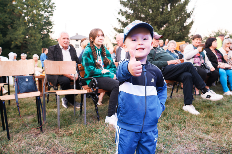 Parafialny Festyn Rodzinny w Suchedniowie – radość, wspólnota i zabawa mieszkańców w doskonałej atmosferze.