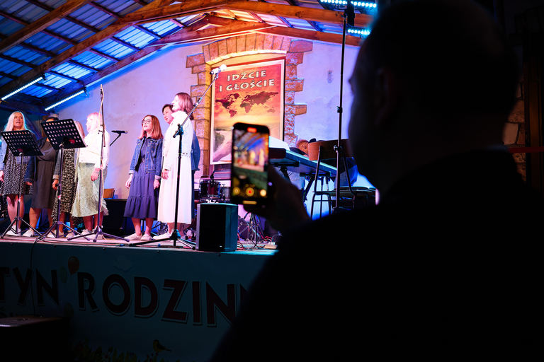 Parafialny Festyn Rodzinny w Suchedniowie – radość, wspólnota i zabawa mieszkańców w doskonałej atmosferze.