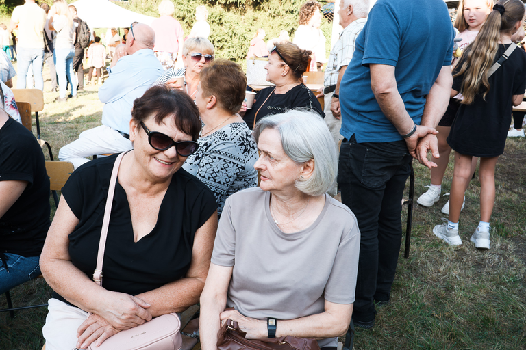 Parafialny Festyn Rodzinny w Suchedniowie – radość, wspólnota i zabawa mieszkańców w doskonałej atmosferze.