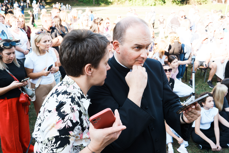 Parafialny Festyn Rodzinny w Suchedniowie – radość, wspólnota i zabawa mieszkańców w doskonałej atmosferze.
